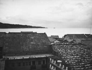 Insel Sado (Sado-shima) : Ortsansicht von Sado (Stadt) mit Blick auf das Japanische Meer