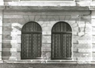 Markneukirchen, Erlbacher Straße 12. Wohnhaus (um 1900). Erdgeschoßfenster