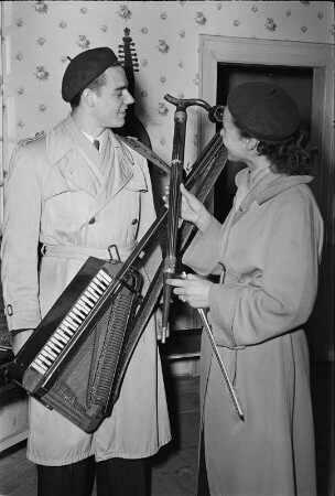 Markneukirchner Cocktail : Musikinstrumenten-Museum Markneukirchen. Mann mit Zitherinstrument und Frau mit Stockgeige
