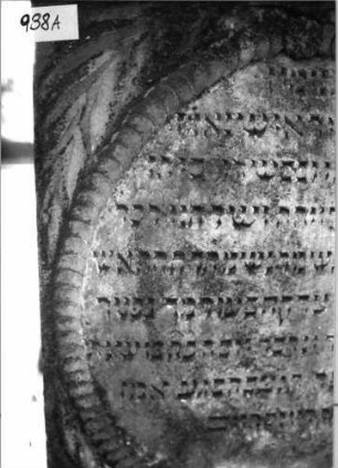 Grabstein 938 (Index: 99753171) Material: Sandstein Zustand: gut Maße HxBxT: 135x75x30 cm Beschreibung: Stele, profilierter Sockel, Abdeckplatte mit Volutenaufsatz Symbolik: Löwenpaar herschauend, Kanne zwischen sich, Blätter, Blüten, Scheibenfries, Voluten: Grabstein 938A