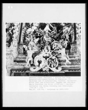 Hochaltar, oberhalb des Altarblatts: Wappen der Äbtissin Maria Dorothea von Roost
