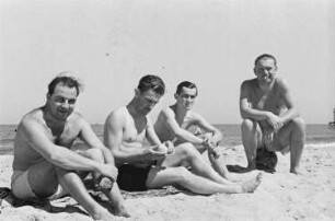 Reisefotos Mittelmeer. Gruppe junger Männer am Strand