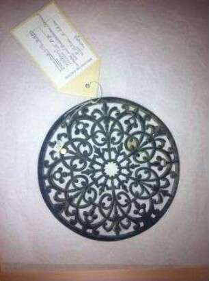 Untersetzer mit durchbrochenem Ornament
