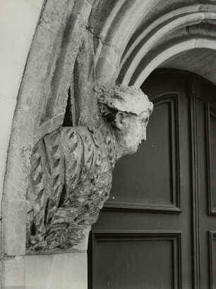 Görlitz-Altstadt, Brüderstraße : Görlitz-Altstadt. Wohnhaus, Brüderstraße 16. Portal, Halbfigur (links)