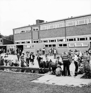 Volksschule: Waldstraße / Oetjendorfer Landstraße: Schulhof mit Schulkindern: vorn Grünanlage mit Goldfischbassin: hinten Turnhalle