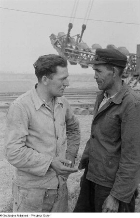 Rudi Schellbach (links) und Paul Schröder vom VEB Braunkohlewerk Kulkwitz
