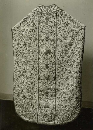 Meßgewand : Meßgewand, Kasel, aus weißem Seidenatlas mit Goldstickerei (Rankenwerk und Leidenswerkzeuge). Dresden, Kunstgewerbemuseum