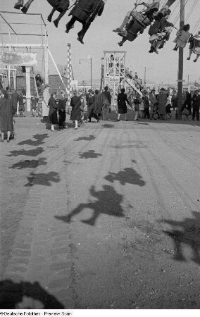 Menschen auf dem Rummel