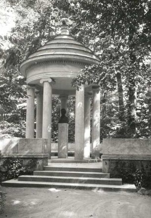 Ludwigsburg, Denkmal für David Friedrich Strauß : Ludwigsburg. Denkmal für David Friedrich Strauß (Stein, Bronze)
