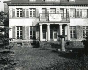Neukirch (Lausitz), Hauptstraße 66. Fabrikantenvilla der Zwieback-Fabrik (um 1915). Teilansicht mit Springbrunnen