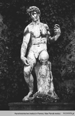Bacchus? - Nackte männliche Figur, die auf einem Baumstumpf sitzt
