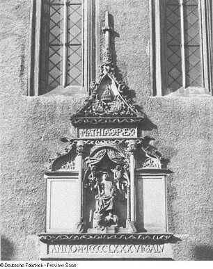 Denkmal für König Matthias Corvinus : Gauske, Briccius. Matthias-Relief (Denkmal für König Matthias Corvinus). Sandstein; 9 x 4 m. 1486, 1925/1926 erneuert. Bautzen, Matthiasturm, Stadtseite