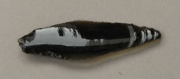 Couteau en obsidienne (fragment)