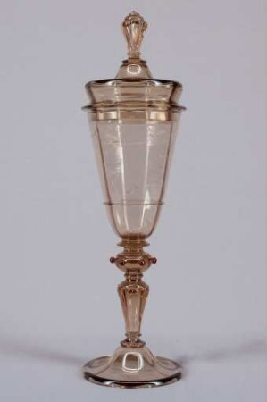 Rauchfarbener Deckelpokal