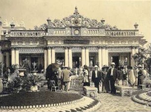 Kalkutta, Indien. Touristen vor einem Pavillon im Park des Jaintempels