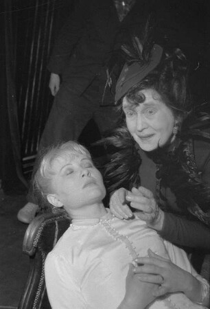 Szenenbilder aus "Um Lucretia" von J. Giraudoux. it K. Braun u. a. Schloßpark-Theater Berlin, Erstaufführung 21.04.1955