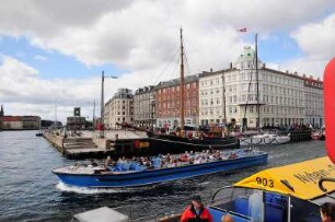 Touristenschiff in Kopenhagen : Ein Ausflugsboot mit Touristen verläßt den Nyhavn. Aufgenommen in Kopenhagen im Mai 2008