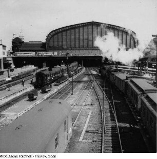 Hamburg. Hauptbahnhof. Gleisanlagen und Bahnsteighalle von Süden