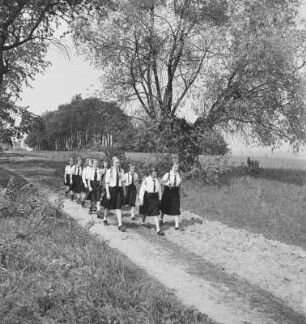 Mädchengruppe auf Wanderschaft