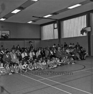 Bünningstedt: Sporteinrichtungen: Steenhoop: Grund- und Hauptschule Bünningstedt: Turnhalle: Einweihung: auf Stühlen Gäste: davor sitzende Schulkinder