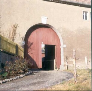 Gehöft, Tor einer Gebäudedurchfahrt : Bahretal-Göppersdorf. Gehöft, Tor einer Gebäudedurchfahrt