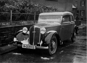 Der Audi des Fotografen bei Tauwetter geparkt auf einer Straße