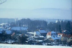 Dorfkern, wo das Gutsgebäude stand, nach 1945 abgerissen; das große Gebäude mit Gaupen ist das Inspektorenhaus, dahinter der Park