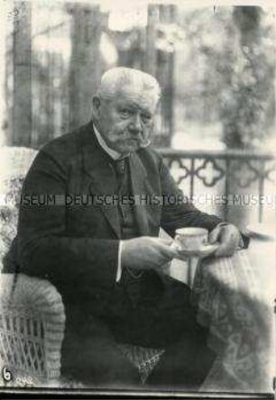 Paul von Hindenburg am Tisch sitzend