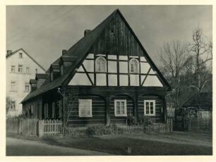 Sohland an der Spree-Wehrsdorf. Umgebindehaus, ehemals Nummer 55 (1. Hälfte 19. Jahrhundert). Straßenansicht