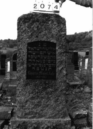 Grabstein 2074 (Index: 100096978) Maße HxBxT: 159x59x32 cm Besonderheit: kulturhistorisch wertvoll / künstl.-formale Gründe (Gemeindestellung): Grabstein 2074