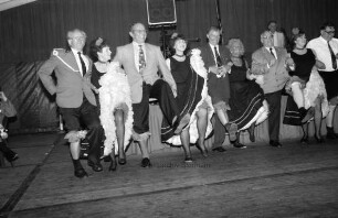 Schützenfest: Frauen der Ahrensburger Schützengilde tanzen Cancan mit Herbert Wehler vom Schützenverein Lindenstadt in Ludwigslust, Kreispräsident Hubert Priemel, Bürgermeister Klaus Boenert und weiteren Mitgliedern der Ahrensburger Schützengilde