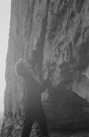 Renate Rössing an einer Felswand