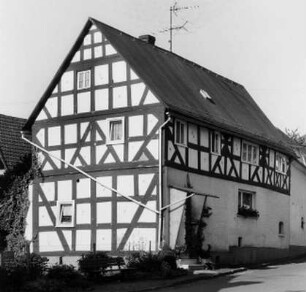 Bischoffen, Bahnhofstraße 9