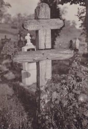 Friedhof Partriarchen-Kreuz. Kiefernholz
