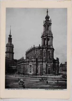 Blick von der Treppe zur Brühlschen Terrasse über den Schlossplatz auf die Katholische Hofkirche in Dresden, im Hintergrund links das Schloss, rechts die zweite Semperoper