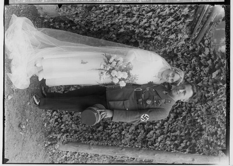 Hochzeitsbild; Bräutigam in Uniform