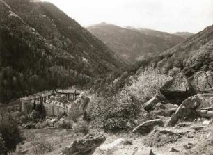 Bulgarien. Rila-Kloster, auch Kloster des Heiligen Iwan Rilski. Gesamtansicht von Nordost mit Rilagebirge
