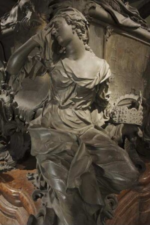 Doppelsarkophag von Maria Theresia und Franz I. — Trauernder Genius mit der Krone des Heiligen Römischen Reiches Deutscher Nation