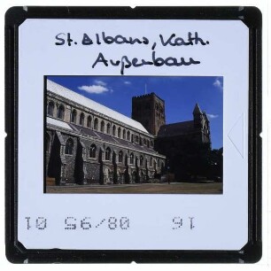 St Albans, Cathedral : Außenbau von Südwesten