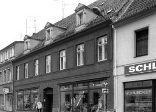 Großenhain, Dresdner Straße 19. Wohnhaus mit Laden (um 1800, A. 20. Jh.). Straßenansicht