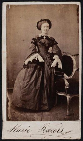 Porträt Marie Raeder (1844-1885; Sängerin). Albuminabzug auf Karton (Carte-de-visite ohne Atelieraufdruck, signiert)