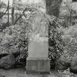 Stele für den Weinbauern Martin Schuster mit Darstellung des Bauern vor dem Weinstock beziehungsweise neben Hermes