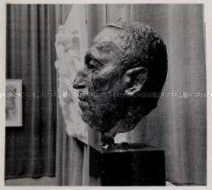 Paris, Bildhauer Professor Arno Breker, Büste "Ludwig Lindgens" (Seitenansicht)