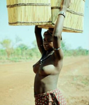 Bei Wa (Ghana), Lastenträgerin