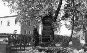 Steinigtwolmsdorf-Ringenhain. Grabstätte der Familie Huste auf dem Friedhof an der Kirche zu Neukirch