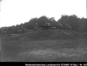 Geländeübung des Feld-Artillerie-Regiments Nr. 46 (Oberfläche der Platte beschädigt) Enthält: Platte 4, Soldaten auf einer mit Pferden bespannten Geschützlafette überqueren eine Anhöhe