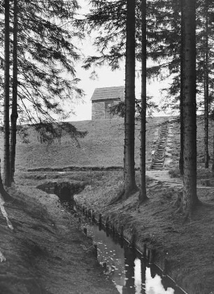 Schneeberg-Neustädtel, Filzbach-Kunstgraben und Staudamm des Filzteiches mit Schützenhäuschen