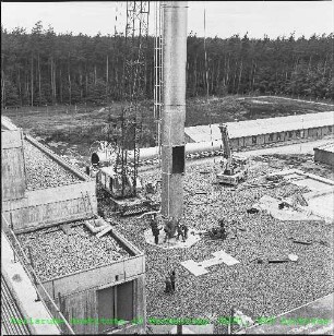 Aufstellen und Montage des Kamins der Wiederaufarbeitungsanlage Karlsruhe (WAK)