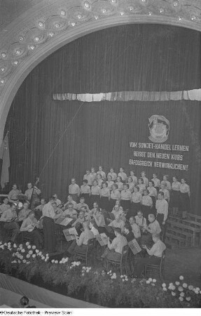 Chor und Orchester bei einer Kulturveranstaltung der Gewerkschaft Handel