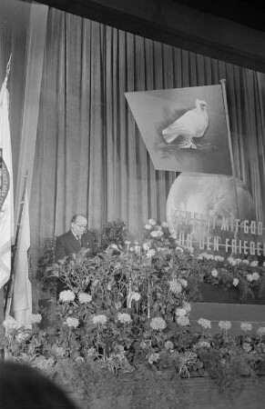 Veranstaltung zum Weltfriedenstag im Admiralspalast : Porträt von Friedrich Ebert während einer Rede